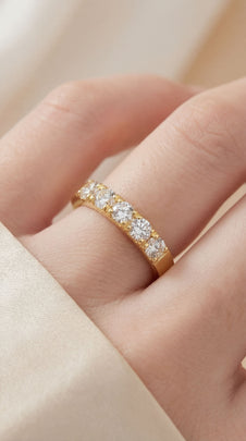 18K Yellow Gold Round Lab-Grown Diamond Band Ring – 0.60ct.